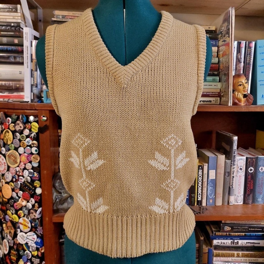 Vintage tan and white v neck sweater vest with geometric floral detail